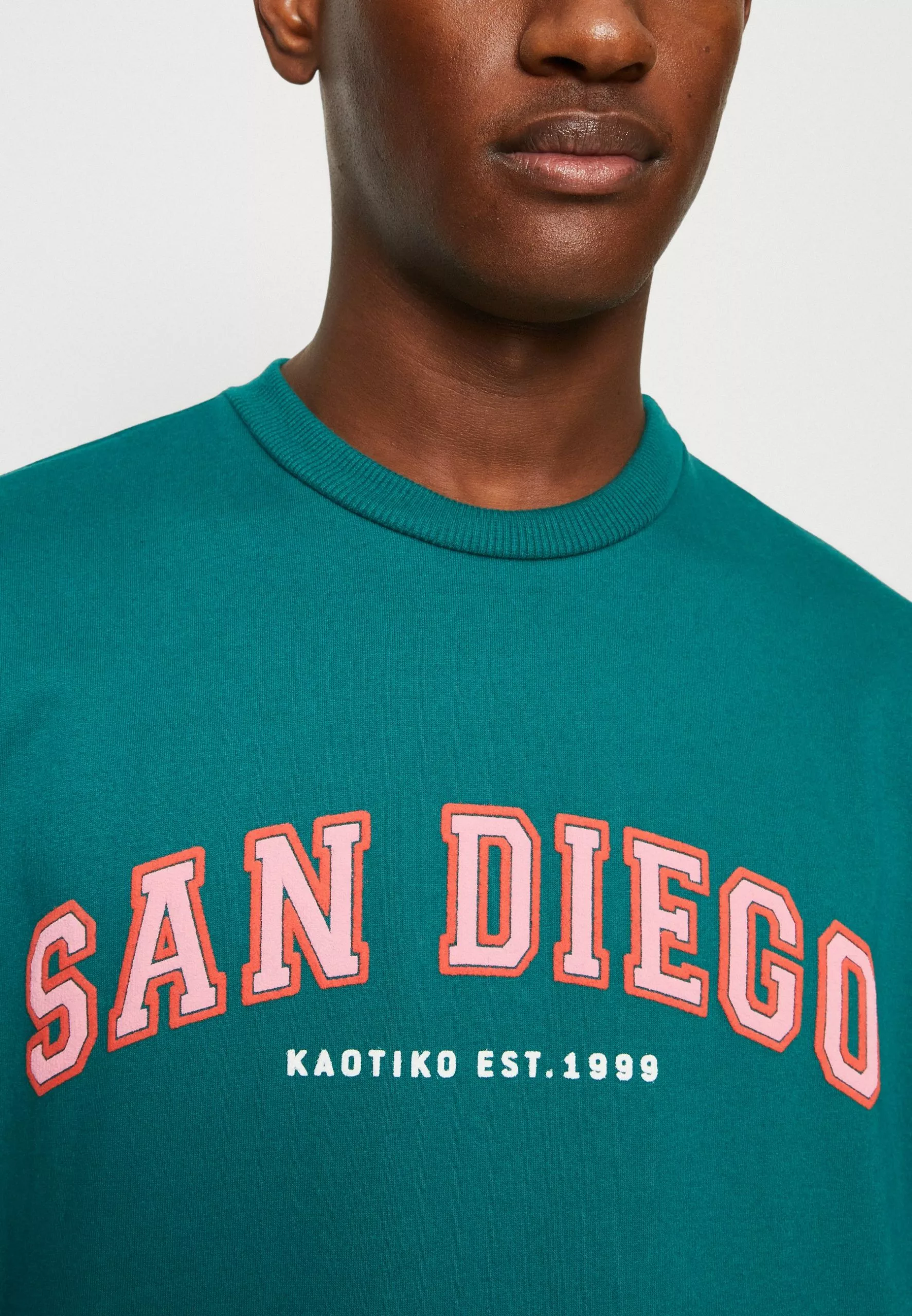 Kaotiko Crew San Diego College Unisex - Sweater - Heura 8 Kaotiko Crew San Diego College Unisex - Sweater - Heura - Afbeelding 6