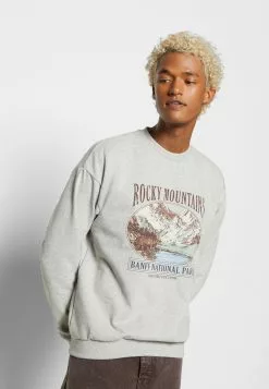 Kaotiko Crew Rocks Mountains Unisex - Sweater - Grey -Kaotiko Winkel a34604c6d2154a7d84cbe0815ed3b2fb