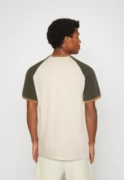 Kaotiko Rang Woman Tiger Unisex - T-Shirt Print - Ivory/Army -Kaotiko Winkel e9356a32c3ae452ab7c06670f5f4bea7